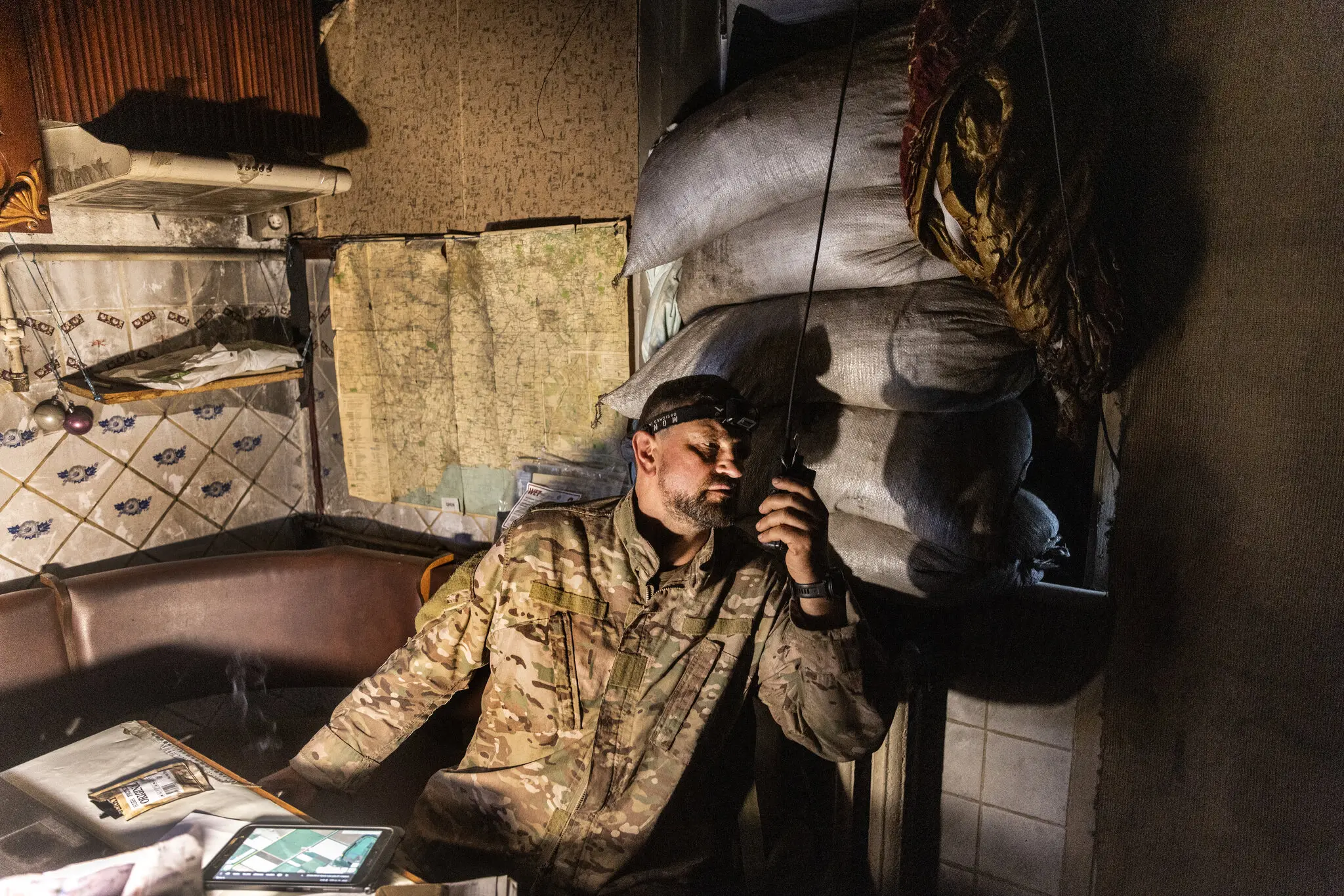 Офіцер 68-ї бригади за радіозв’язком у будинку в Благодатному, відвойованому Україною в контрнаступі, 15 червня.